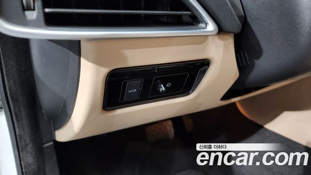 Jaguar XE 2018 — photo 39