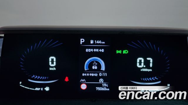 Hyundai Staria 2025 — photo 8