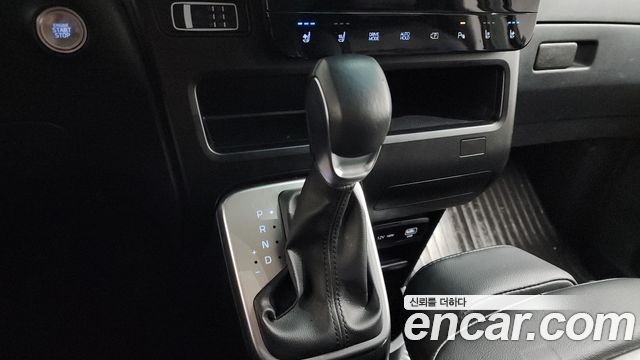 Hyundai Staria 2025 — photo 9