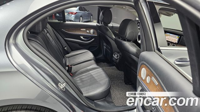Mercedes-Benz E-Class 2020 — photo 11