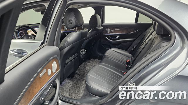 Mercedes-Benz E-Class 2020 — photo 12