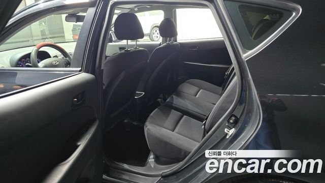 Hyundai i30 2010 — photo 11