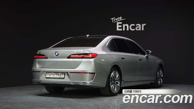BMW 7-Series 2023 — photo 2