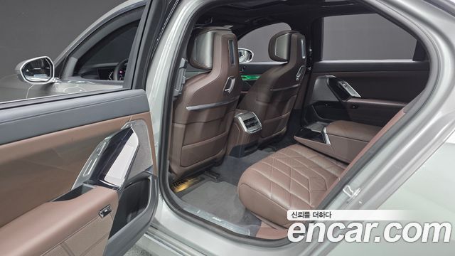 BMW 7-Series 2023 — photo 18