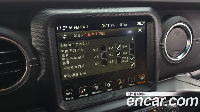 Jeep Wrangler 2022 — photo 21
