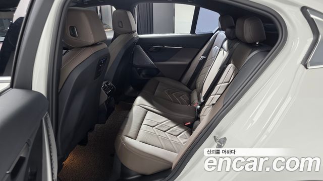 BMW 5-Series 2024 — photo 18