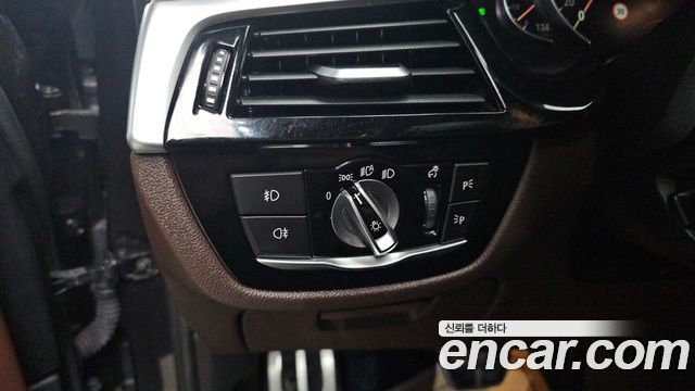 BMW 5-Series 2018 — photo 13
