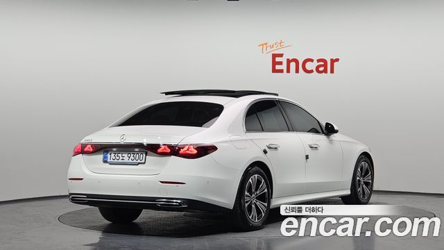 Mercedes-Benz E-Class 2025 — photo 2