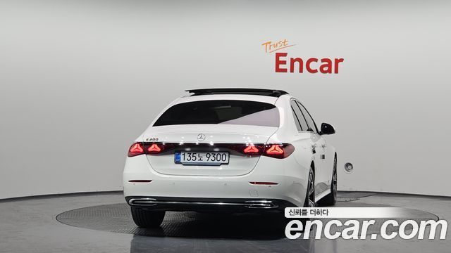 Mercedes-Benz E-Class 2025 — photo 4