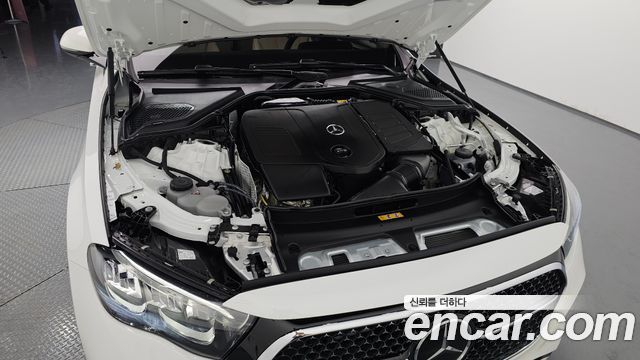 Mercedes-Benz E-Class 2025 — photo 6
