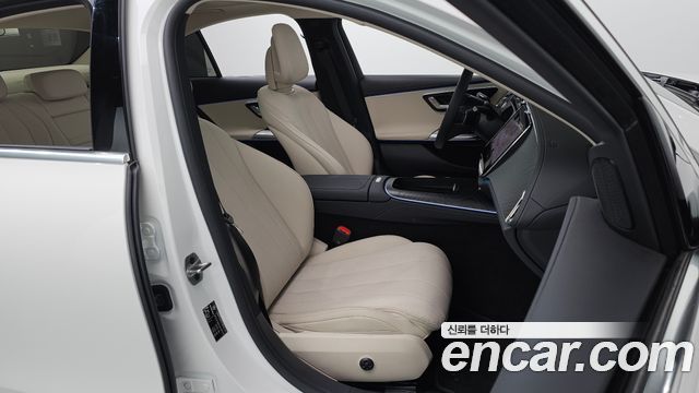 Mercedes-Benz E-Class 2025 — photo 11