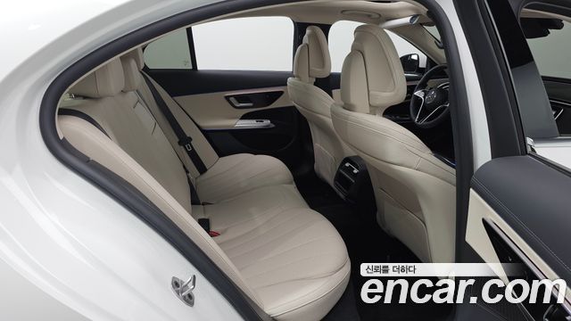 Mercedes-Benz E-Class 2025 — photo 12