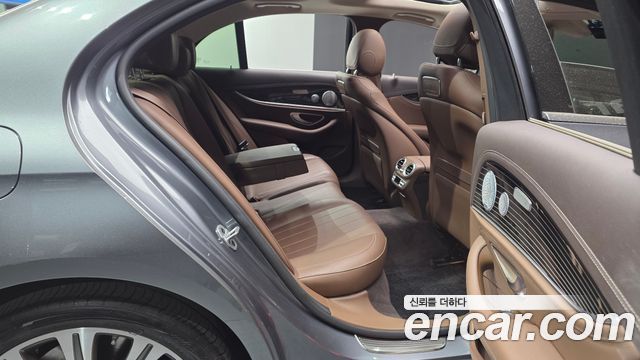 Mercedes-Benz E-Class 2019 — photo 12