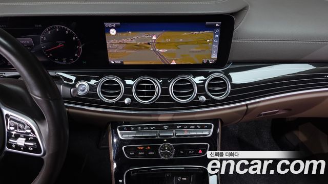 Mercedes-Benz E-Class 2019 — photo 14