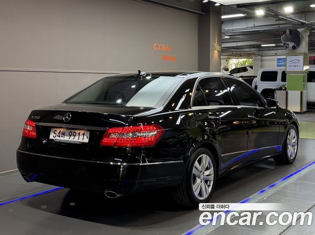 Mercedes-Benz E-Class 2011 — photo 2