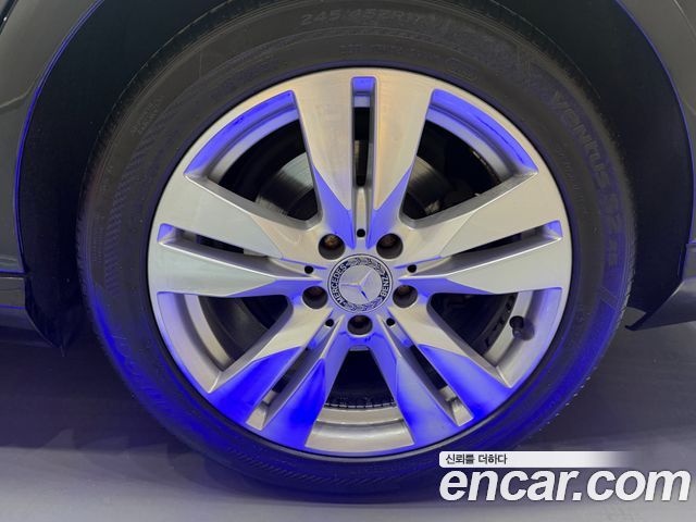 Mercedes-Benz E-Class 2011 — photo 6
