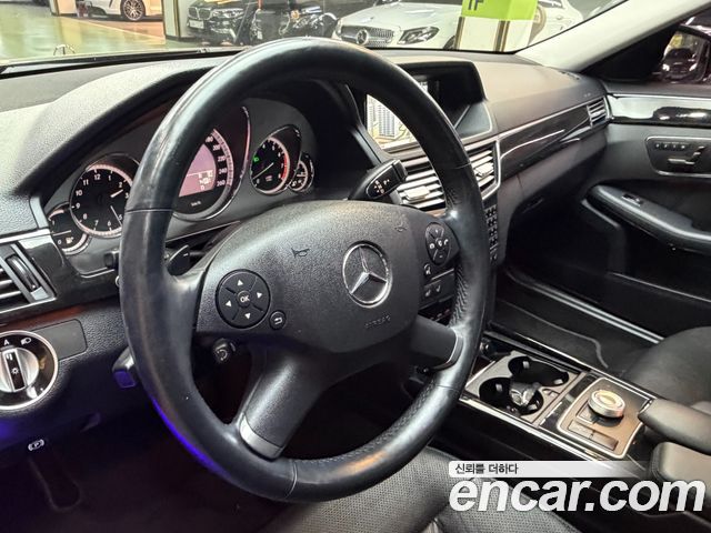 Mercedes-Benz E-Class 2011 — photo 9