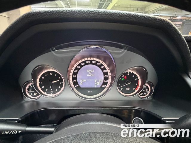 Mercedes-Benz E-Class 2011 — photo 11