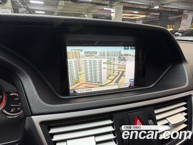 Mercedes-Benz E-Class 2011 — photo 12