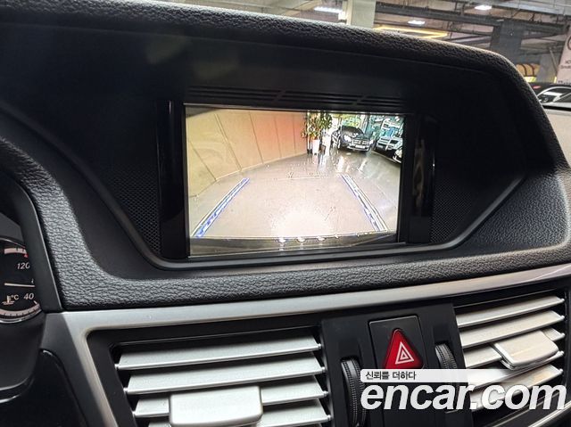 Mercedes-Benz E-Class 2011 — photo 13