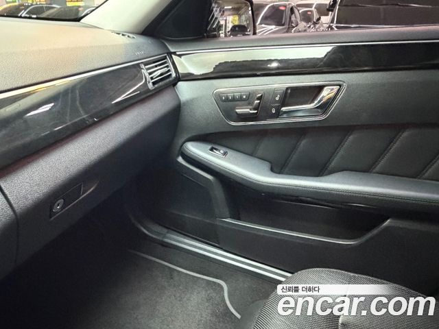 Mercedes-Benz E-Class 2011 — photo 17