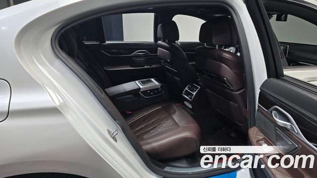 BMW 7-Series 2020 — photo 17