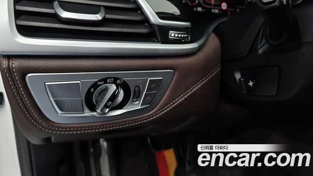 BMW 7-Series 2020 — photo 29