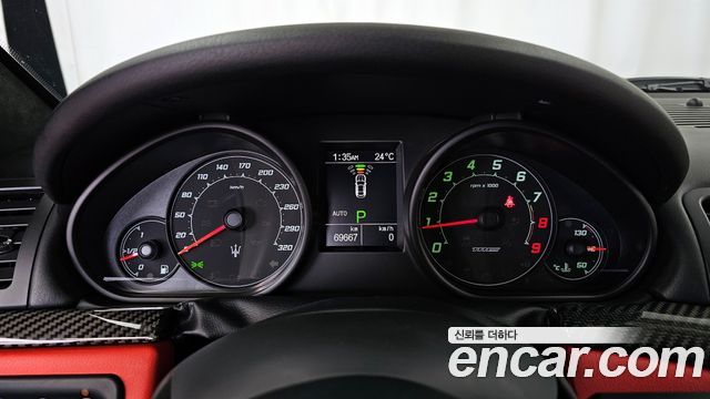 Maserati GranTurismo 2019 — photo 11