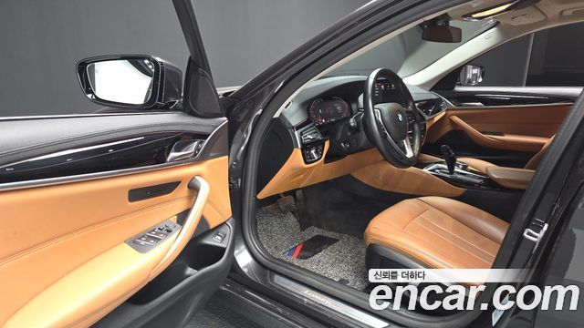 BMW 5-Series 2020 — photo 11