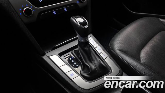Hyundai AVANTE 2017 — photo 9