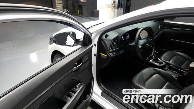 Hyundai AVANTE 2017 — photo 10