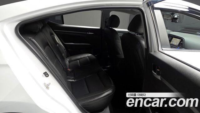 Hyundai AVANTE 2017 — photo 11