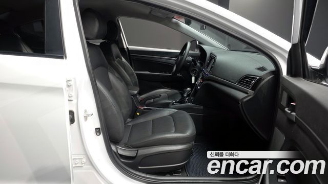 Hyundai AVANTE 2017 — photo 12