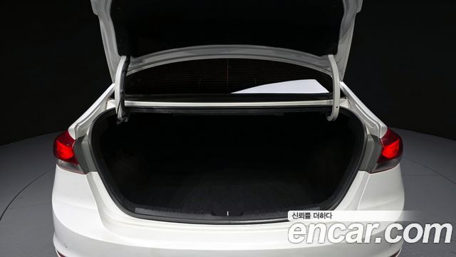 Hyundai AVANTE 2017 — photo 20