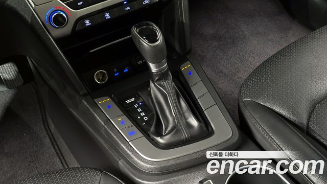 Hyundai AVANTE 2017 — photo 12