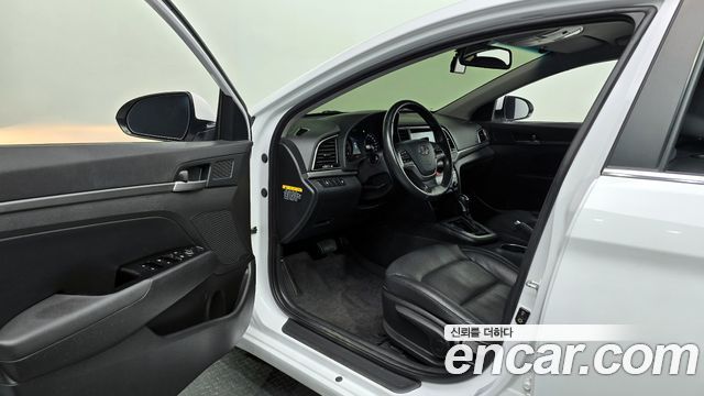 Hyundai AVANTE 2017 — photo 13