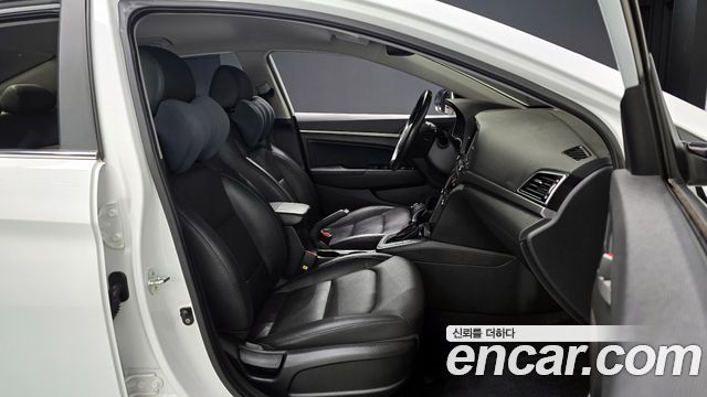 Hyundai AVANTE 2017 — photo 17