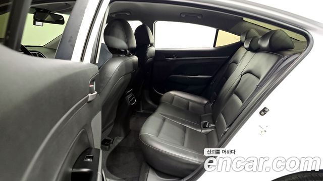 Hyundai AVANTE 2017 — photo 18