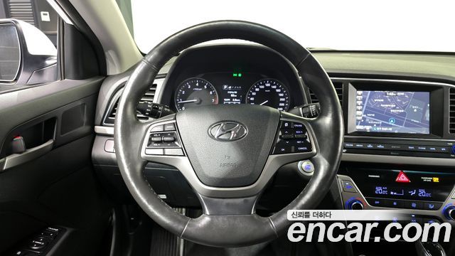 Hyundai AVANTE 2017 — photo 19