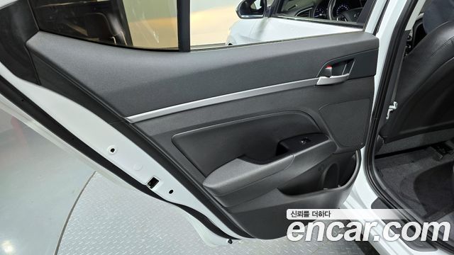 Hyundai AVANTE 2017 — photo 15