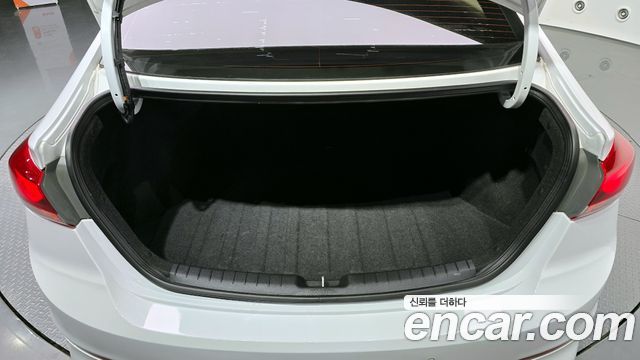 Hyundai AVANTE 2017 — photo 27