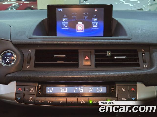 Lexus CT200h 2015 — photo 11