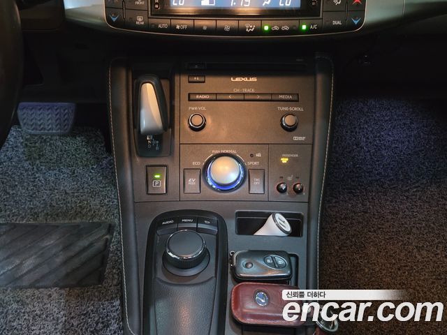 Lexus CT200h 2015 — photo 13