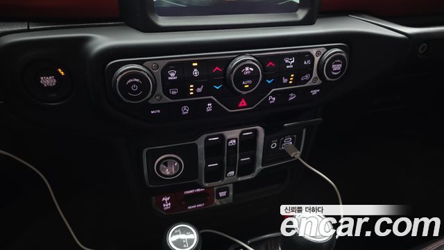 Jeep Wrangler 2020 — photo 24