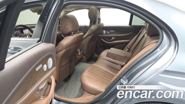 Mercedes-Benz E-Class 2019 — photo 17