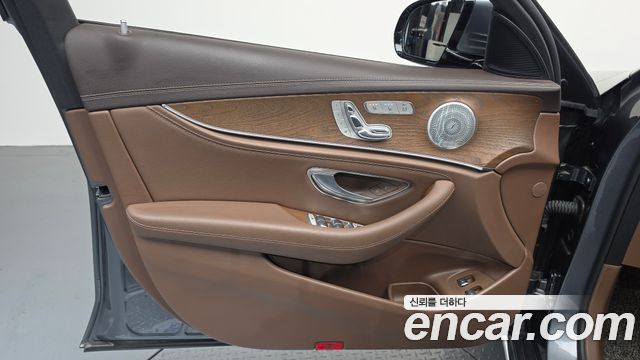 Mercedes-Benz E-Class 2019 — photo 14