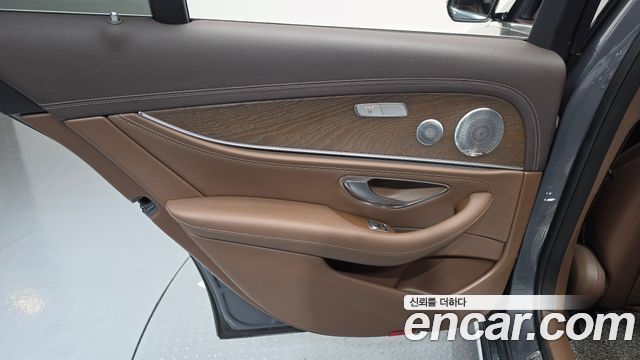 Mercedes-Benz E-Class 2019 — photo 15