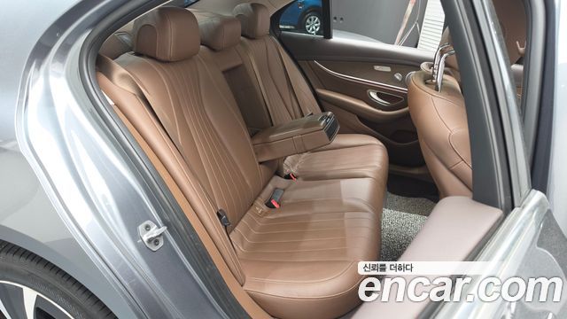 Mercedes-Benz E-Class 2019 — photo 16