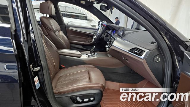 BMW 5-Series 2019 — photo 11