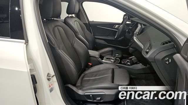 BMW 1-Series 2021 — photo 12